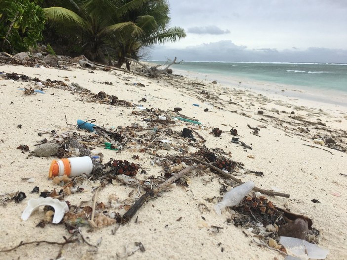 Uzak adalardaki plastik çöpler, sıcaklıkları 2.5 santigrat derece artırıyor