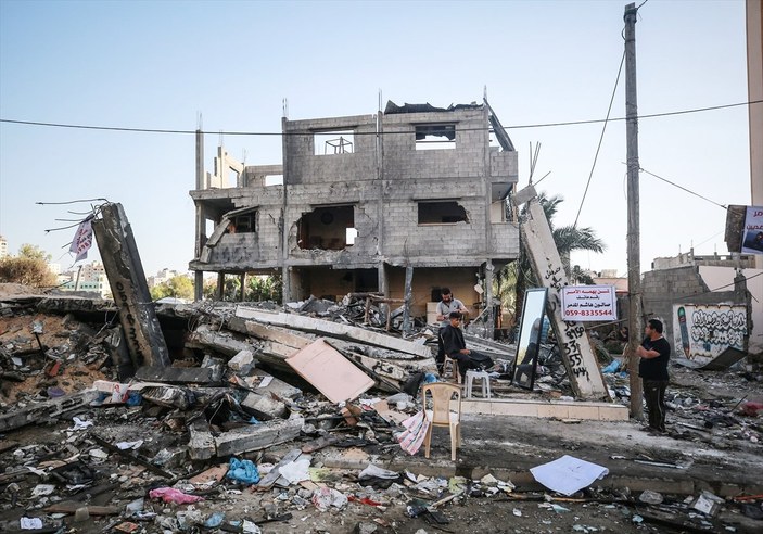 Gazze'deki berber, mesleğine enkaz üzerinde devam ediyor
