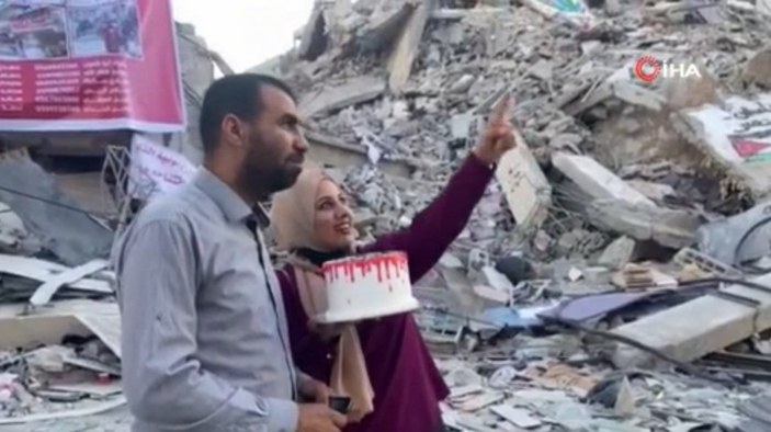 Gazze’de enkaz üzerinde babasının doğum gününü kutladı