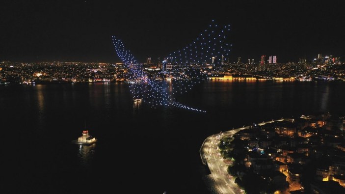 İstanbul Boğazı'nda 500 drone ile ışık gösterisi