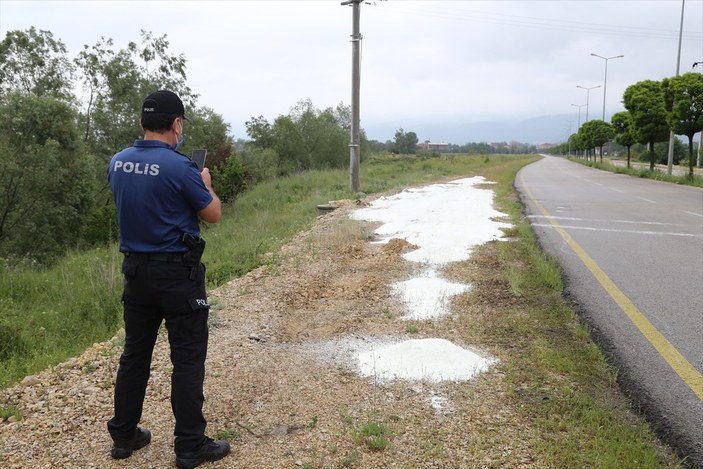 Bolu'da yol kenarına dökülen beyaz toz incelemeye alındı