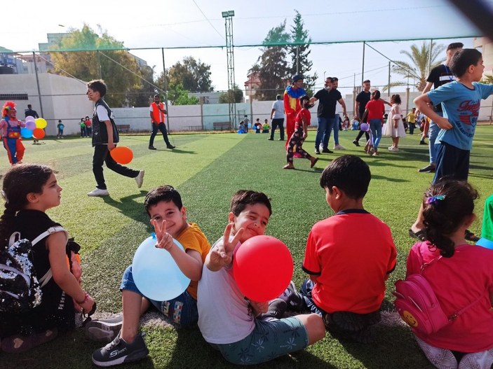 Gazzeli çocuklar savaşın izlerini silmeye çalışıyor