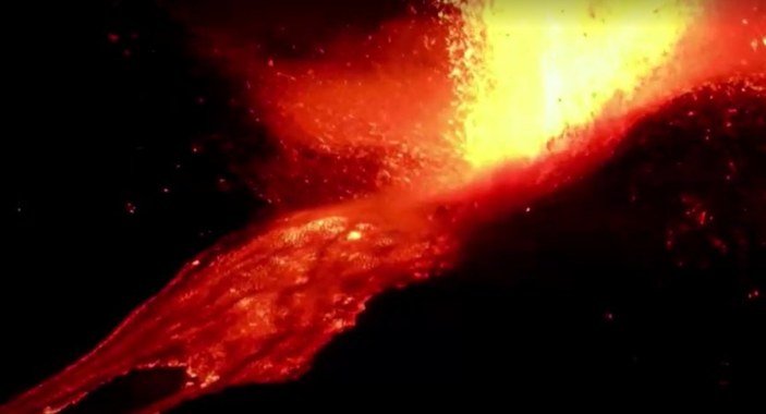 İtalya’da Etna Yanardağı lavları geceyi aydınlattı