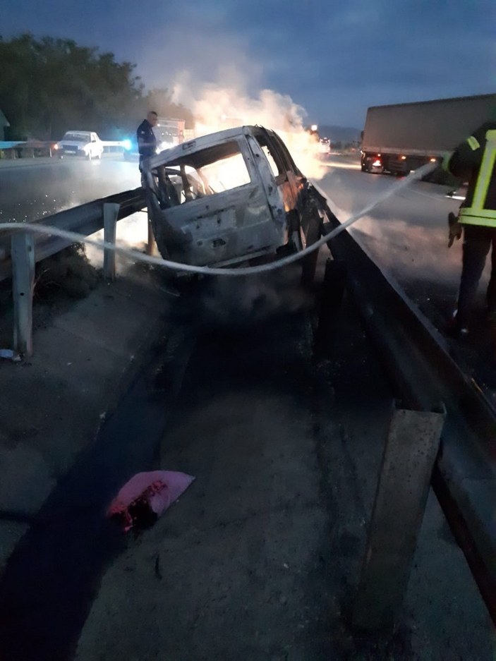 Manisa'da bariyerlere çarpan otomobil yandı