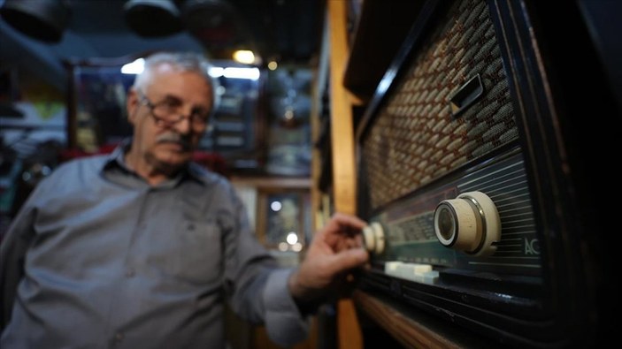 Bursa'da çıraklığından beri biriktirdiği radyoları evinde sergiliyor