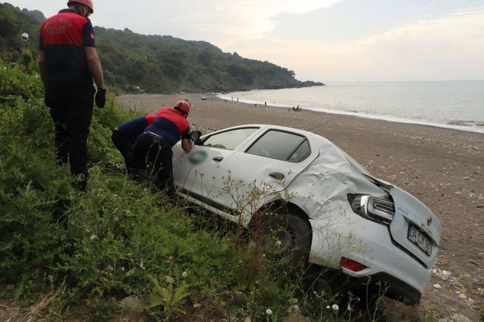 Zonguldak'ta deniz manzarasını izleyen sürücünün otomobili uçuruma yuvarlandı