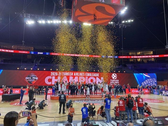 Barcelona’yı mağlup eden Anadolu Efes EuroLeague şampiyonu oldu