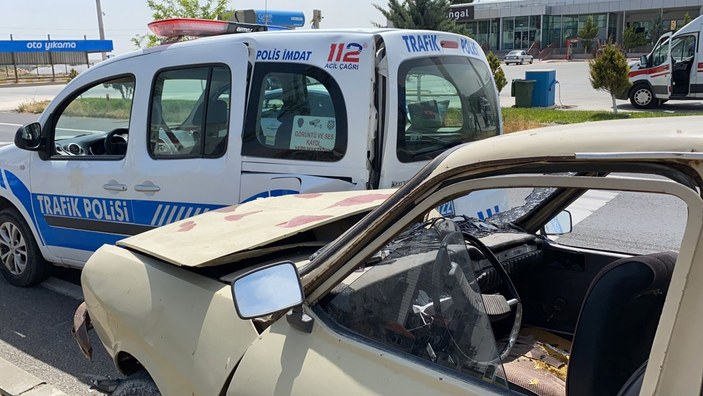 Aksaray’da, sahte plakalı araç ile kaçarken polis aracına çarptı