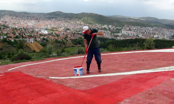 Yozgatlı emekli, solan Türk bayrağının boyasını yeniliyor
