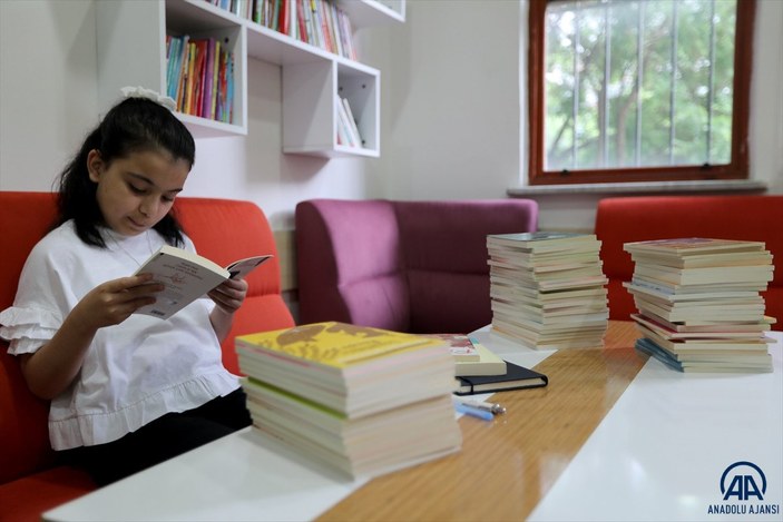 İlkokul öğrencisi Nisa 1 yılda 175 kitap okudu