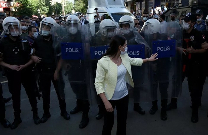 Diyarbakır'da Kürtçe eğitim isteyenlerle polis arasında arbede