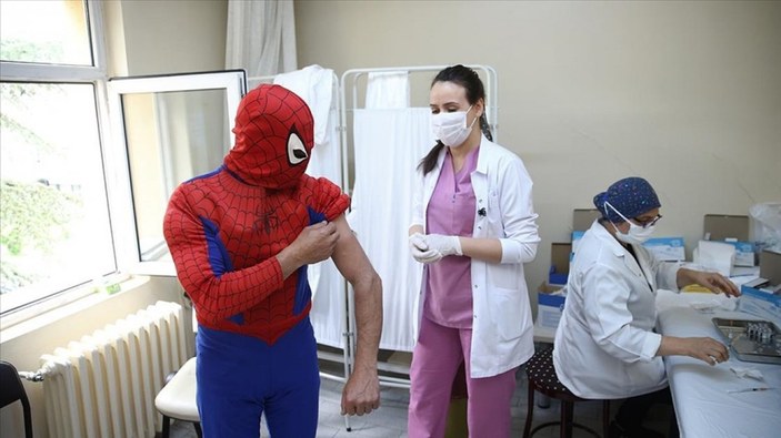 Eskişehir'de Örümcek Adam kostümüyle koronavirüs aşısı oldu