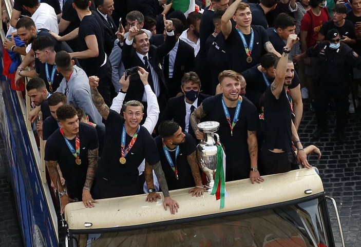 Şampiyon İtalya, Roma'da şampiyonluk turu attı