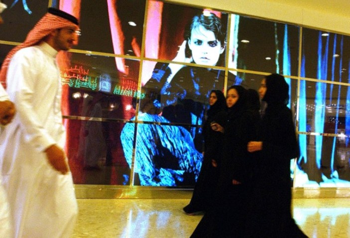 Suudi Arabistan hükümeti, mağazaların namaz vakitlerinde açık kalmasına izin verdi