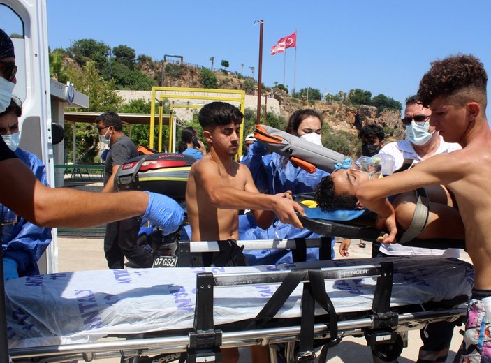 Antalya’da falezlerden atlayan genç hastanelik oldu