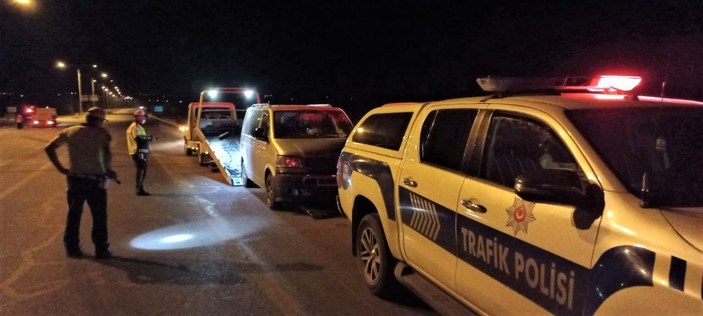 Erzincan'da minibüs direğe çarptı: 5'i çocuk 8 yaralı