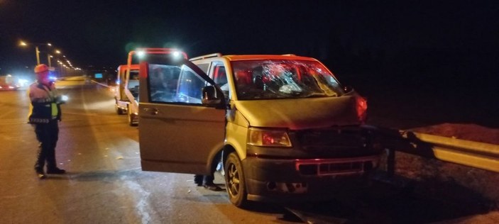 Erzincan'da minibüs direğe çarptı: 5'i çocuk 8 yaralı