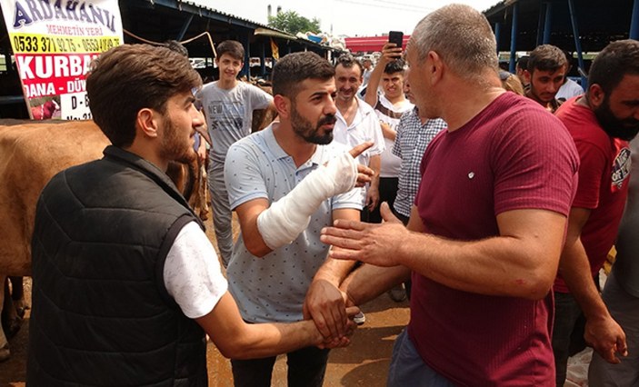Bursa'da kurban pazarlığı yaparken kolu çatladı