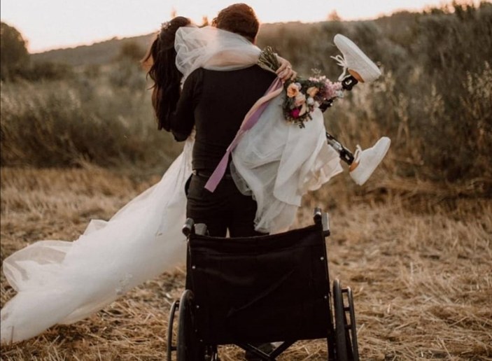 Manisa'da bacaklarını kaybeden Mizgin, en büyük destekçisiyle evlendi