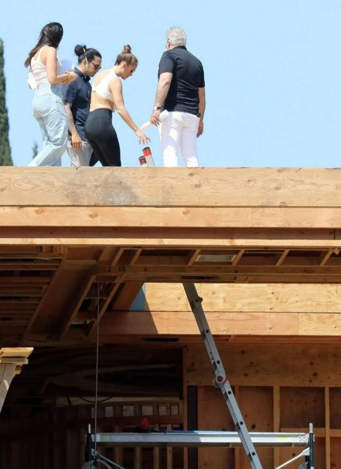 Jennifer Lopez, Ben Affleck ile birlikte yaşayacağı evin inşaatını denetledi