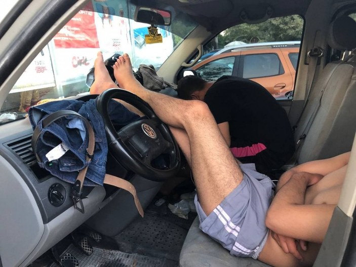 Antalya'da otellerde yer bulamayanlar araç ve yerde uyudu