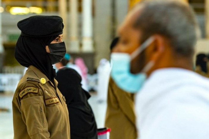 Suudi Arabistan'da bir ilk: Kadın güvenlikler Hac sırasında nöbette
