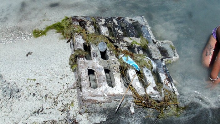 Salda Gölü'nde yasaklar unutuldu: Nargile içip, çamur banyosu yaptılar