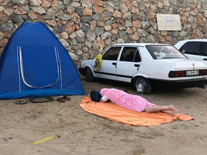 Antalya'da otellerde yer kalmayınca tatilciler dışarıda yattı