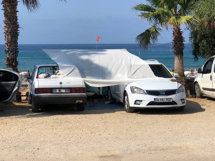Antalya'da otellerde yer kalmayınca tatilciler dışarıda yattı