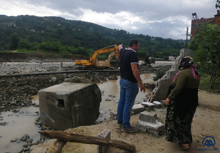 Arhavi'de evleri selde yıkılan aile, son anda kurtuldu
