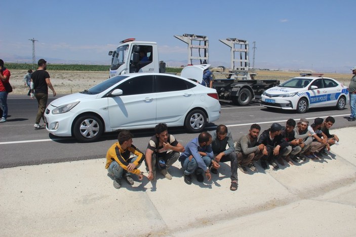 Konya'da otomobilde 10 kaçak göçmen yakalandı