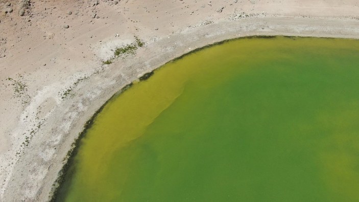 Sivas’ta Kızılçan Gölü’nün suyu çekildi, rengi değişti