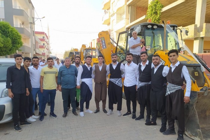 Mardin’de iş makineleri ile düğün konvoyu yaptılar