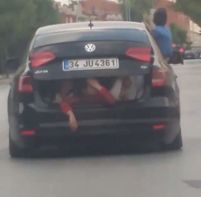 Konya’da çocukların bagajdaki tehlikeli yolculuğu kamerada