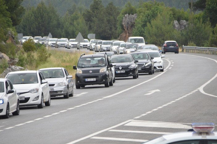 Antalya’da tatilcilerin dönüşü uzun araç kuyrukları oluşturdu