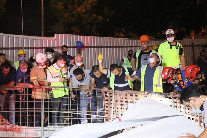 İzmir'de otomobil, metro inşaatındaki boşluğa düştü: 1 ölü 1 yaralı