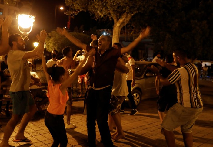 Tunus'ta hükümetin fesh edilmesi sonrası halk sokaklarda