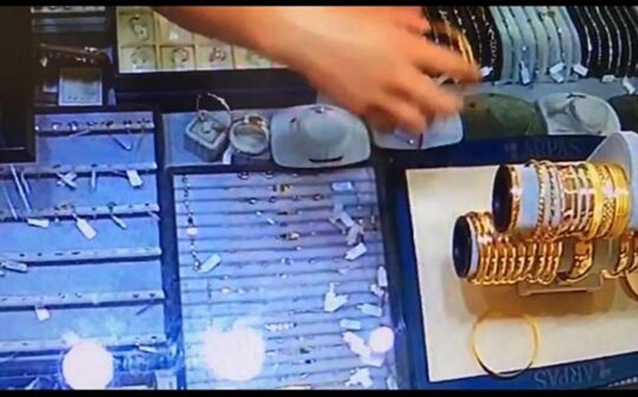 İzmir’de kuyumcuda hırsızlık kamerada
