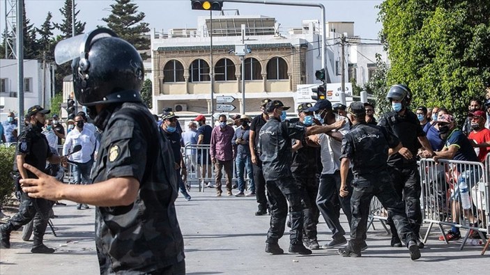 Tunus polisinden darbe karşıtları ve destekçilerine müdahale