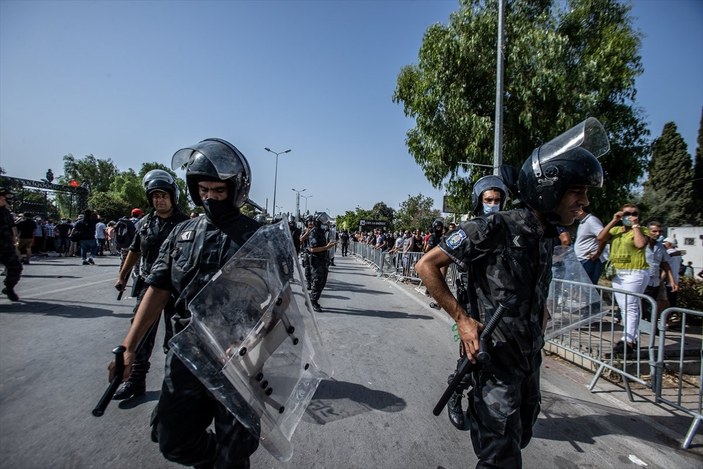 Tunus polisinden darbe karşıtları ve destekçilerine müdahale