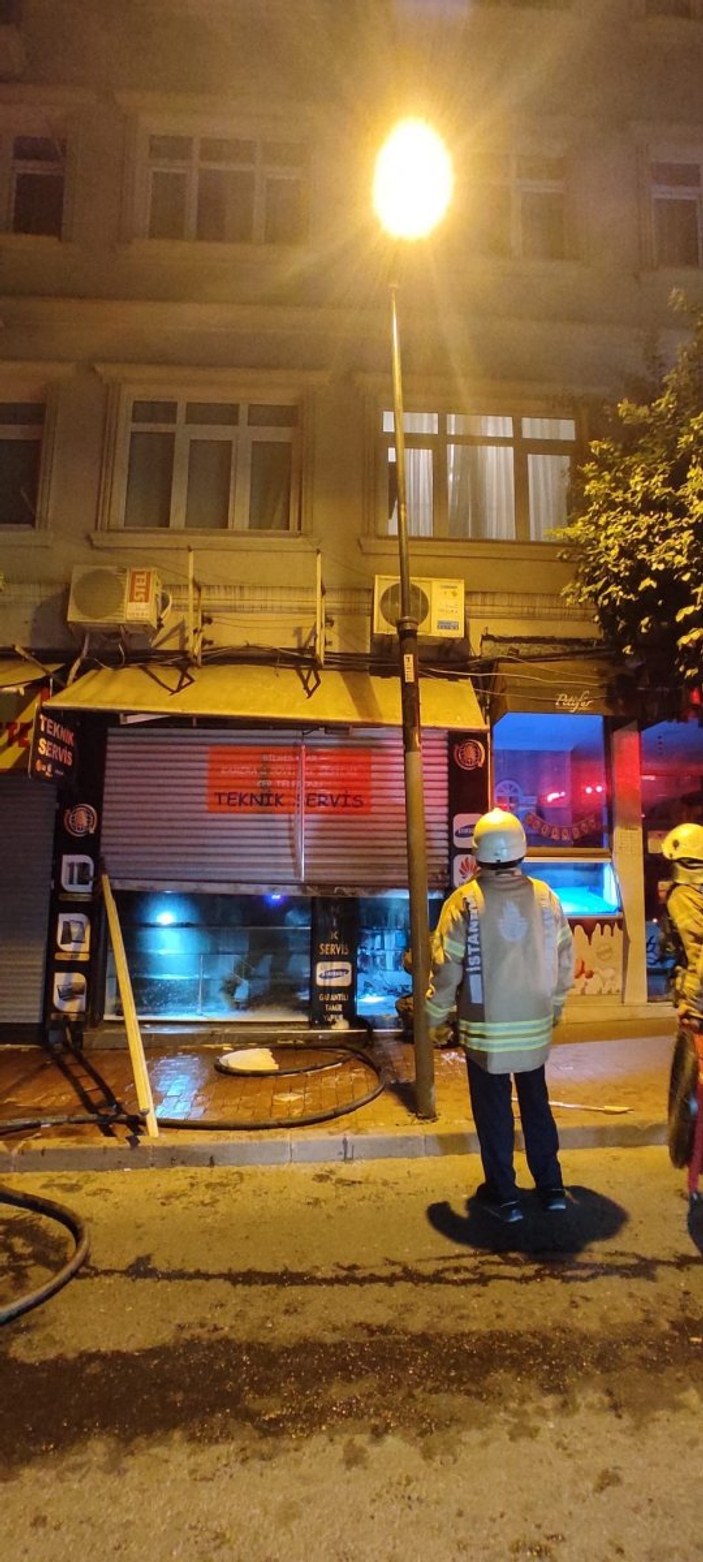 İstanbul'da elektronik cihaz satan dükkan yandı