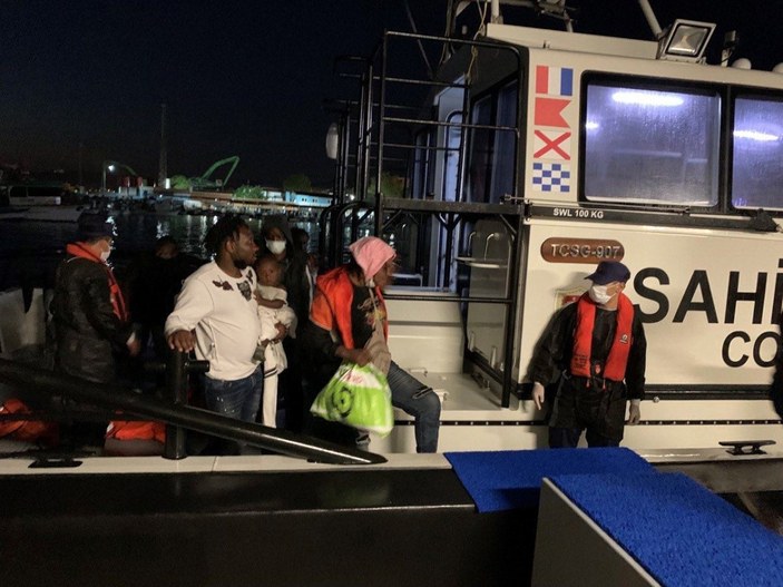 İzmir açıklarında 388 göçmen yakalandı