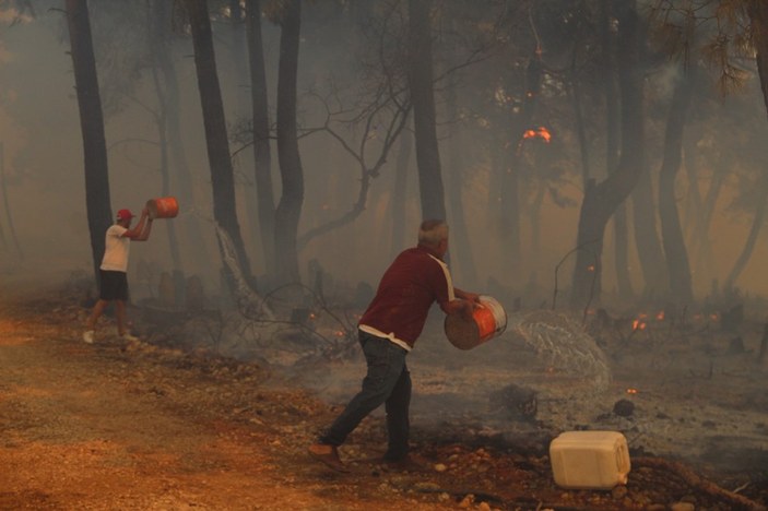 Antalya Manavgat'ta sera ve ağaçları yanan kadın gözyaşına boğuldu