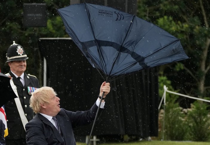 Boris Johnson'ın şemsiyesiyle imtihanı