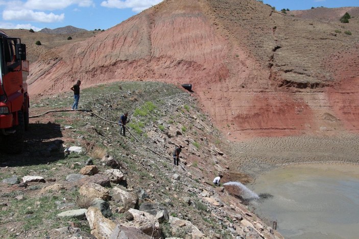 Erzurum’da su seviyesi düşen gölete su takviyesi