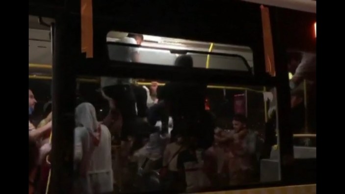 Üsküdar’da, otobüste maske kavgası