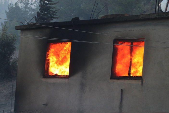 Kozan'daki orman yangınına müdahaleler sürüyor