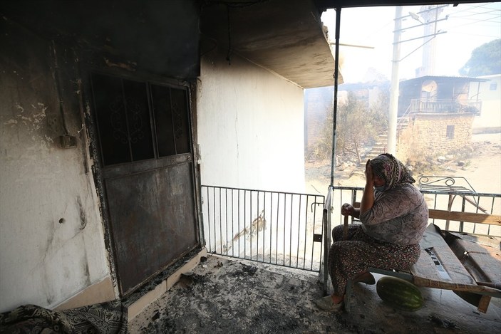 Manavgat'ta kanser hastası yaşlı kadının tedavi parası yangında kül oldu