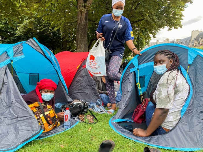 Fransa'da 400 evsiz çadır kurdu