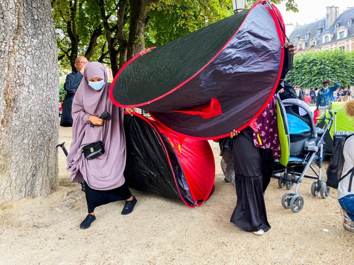 Fransa'da 400 evsiz çadır kurdu